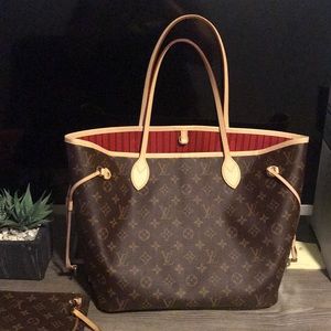Louis Vuitton Never full hand bag.